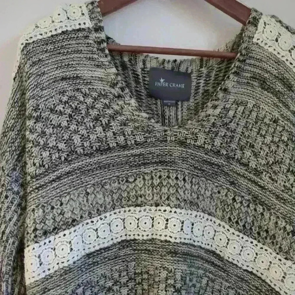 PAPER CRANE | Black/White Knitted Long Sleeve V-Neck Sweater  Size M - Picture 3 of 3